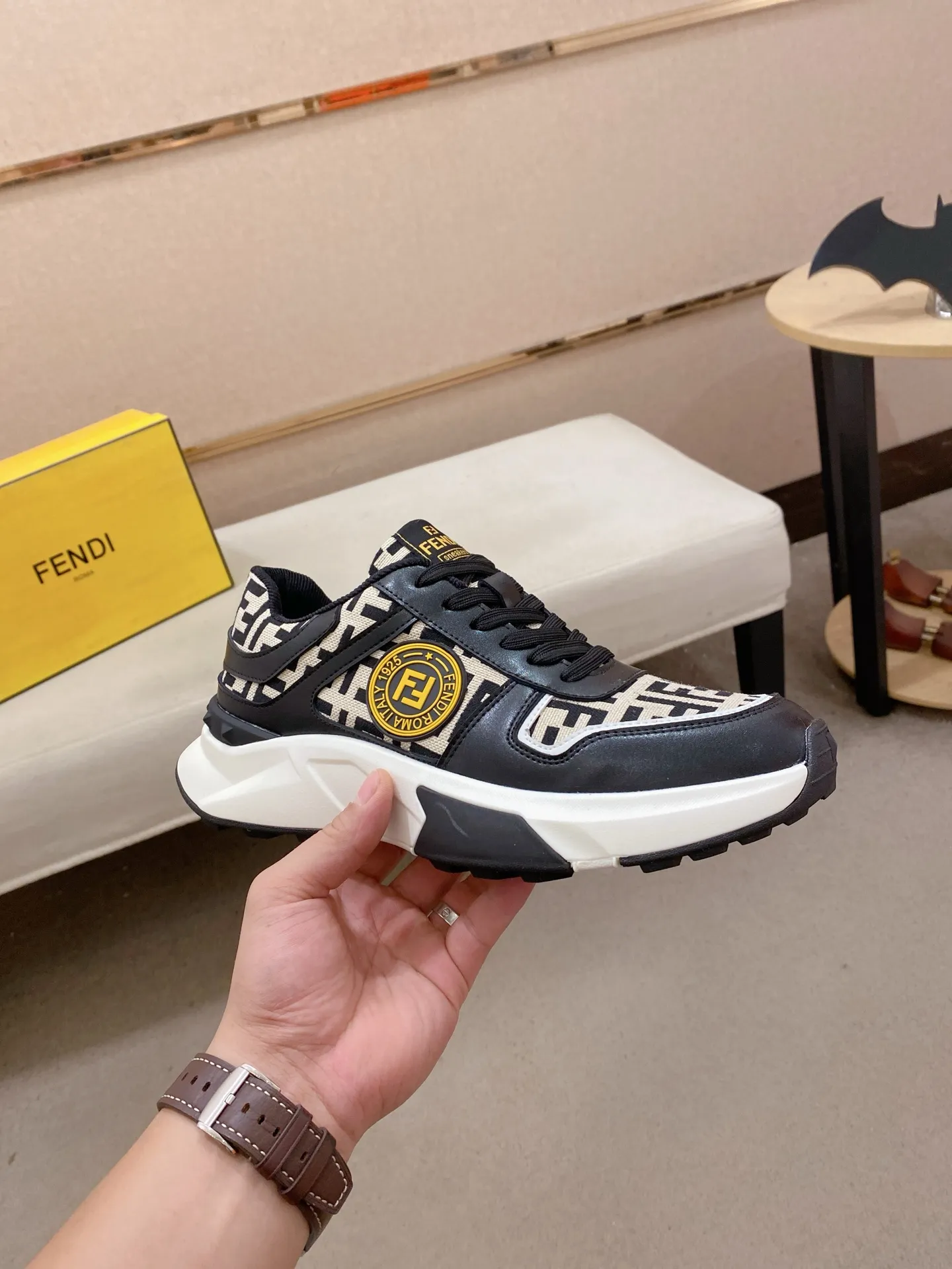 Men's shoes 💰 462💰 (fendi) New style 👊🏻 upper 🇮🇹 imported cowhide fabric 🇩🇪 lining imported sheepskin lining. The original outsole is molded to highlight the identity of every man, and the upper foot is elegant and stable🚶🏻🚶🏻The high-end custom counters reproduce the original version📯No matter the wind or rain, the shoe last remains unchanged and can withstand the verification of time🔍️,🔵 Size: 38-44